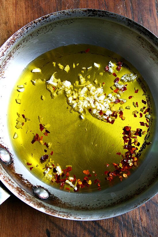 olive oil with garlic and red pepper flakes olive oil with garlic and red pepper flakes