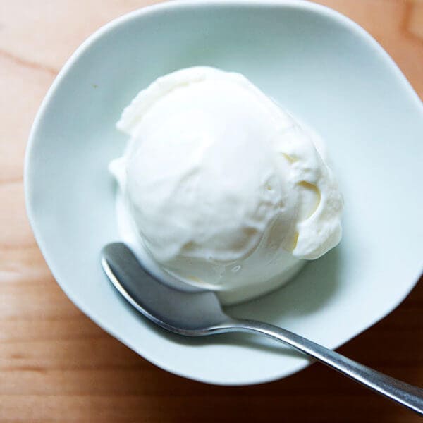 A bowl of frozen yogut.