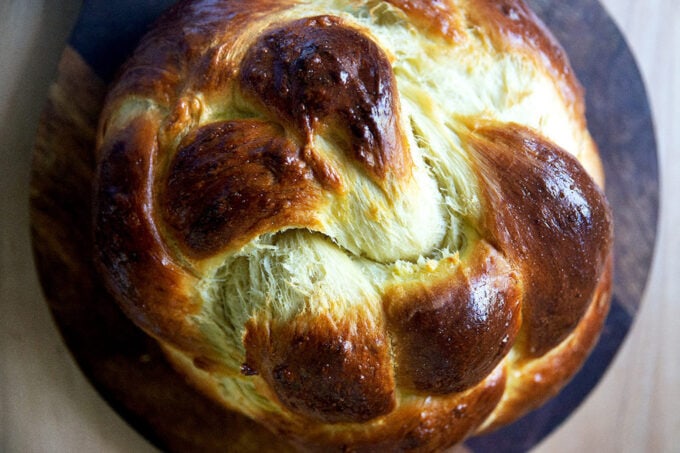 A loaf of round challah.