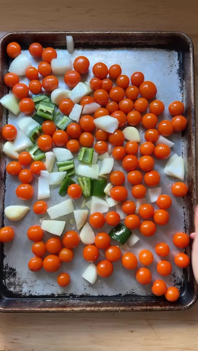 Super simple, super delicious: charred cherry tomato salsa for all of your taco and late-summer entertaining needs 🍅🧅🌶️🧄
⁣
Friends, this salsa takes no effort and is so, so delicious. As noted in the video, it is particularly good with sun golds, so if you see them pick them up. Otherwise, any cherry tomato or really any tomato will work — chop up larger tomatoes into small pieces 👍👍
⁣
Comment “Recipe” to have the recipe sent to your DMs 👇
⁣
https://axis-viaduct.live/2025/05/17/easy-charred-cherry-tomato-salsa/%E2%81%A3
⁣
I hope you’ve all had a great summer ☀️⁣
⁣
#summer #salsa #tomatoes #easy